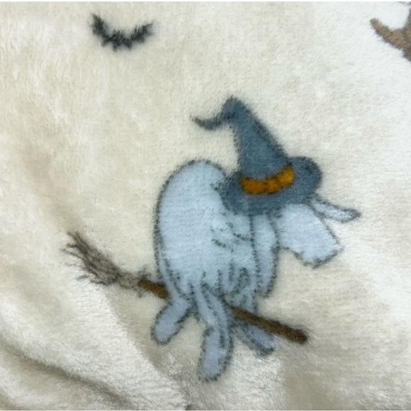 Disney Winnie The Pooh Halloween Blanket NWT - Picture 2 of 7